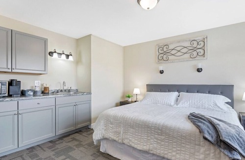 New Florence Hotel | Double Hotel Room w/ King, Pullout, & Private Bath