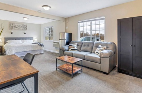 New Florence Hotel | Double Hotel Room w/ King, Pullout, & Private Bath