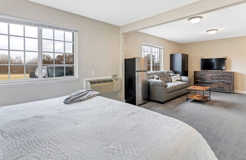 New Florence Hotel | Double Hotel Room w/ King, Pullout, & Private Bath