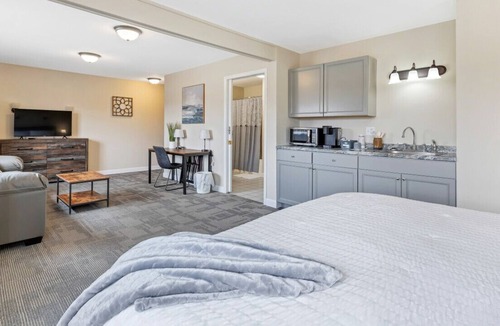 New Florence Hotel | Double Hotel Room w/ King, Pullout, & Private Bath