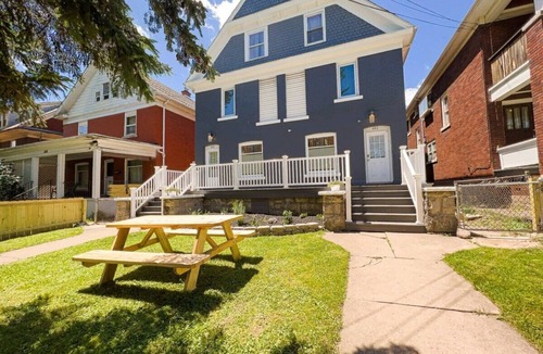 Niagara Falls House | Double House Rental – 11BR Perfect for Big Groups