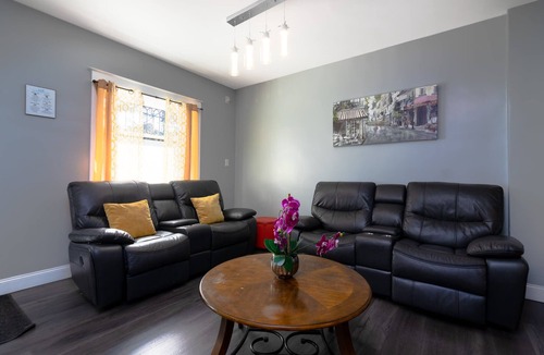 Niagara Falls House | Double House Rental – 11BR Perfect for Big Groups