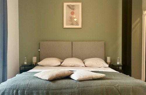 Plassac House | Double or Twin-Deluxe-Ensuite-Pool view