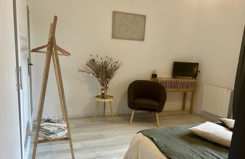 Plassac House | Double or Twin-Deluxe-Ensuite-Pool view