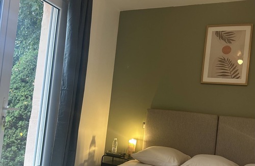 Plassac House | Double or Twin-Deluxe-Ensuite-Pool view