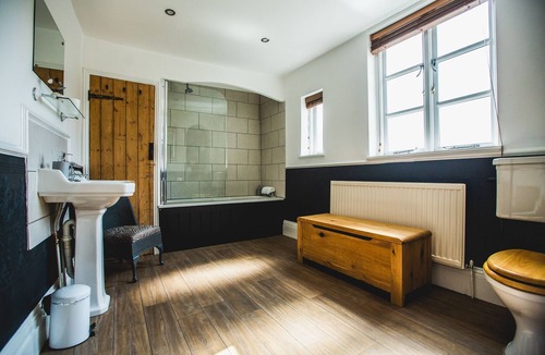 Chepstow Hotel | Double or Twin Private Bathroom at No.8 Accommodation