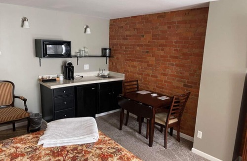 Corning Apartment | Double Queen Guestroom