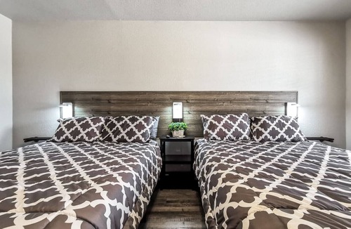 La Cygne Apartment | Double Queen Hotel Room