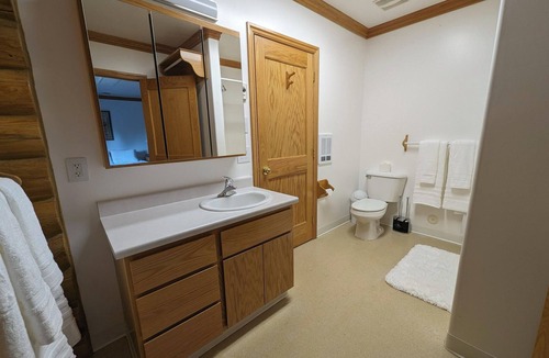 Hot Springs Cabin | Double Queen Room - Room 210