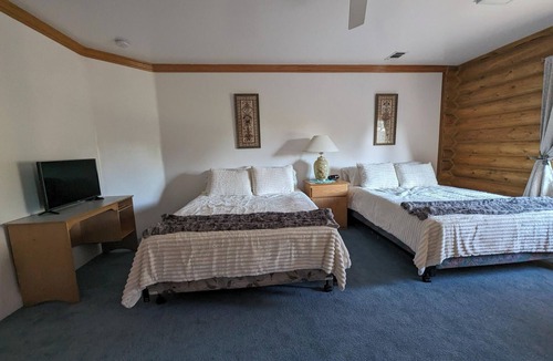 Hot Springs Cabin | Double Queen Room - Room 210