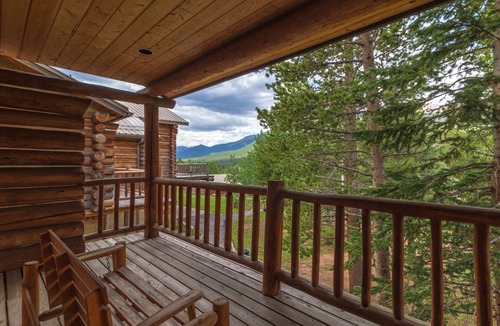 Estes Park Hotel | Double Queen Room - Twin Sisters View