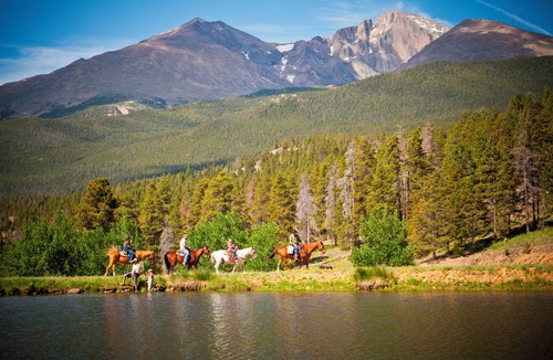 Estes Park Hotel | Double Queen Room - Twin Sisters View