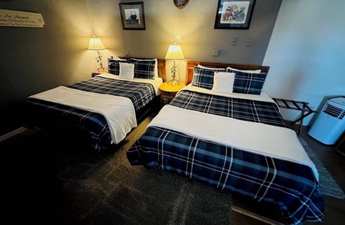 Salmon Hotel | Double Queen Room