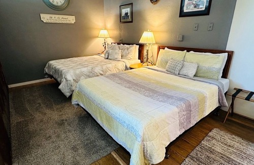 Salmon Hotel | Double Queen Room