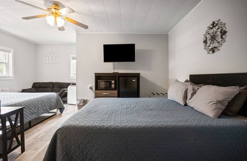 Wellsboro Hotel | Double Queen Suite w/Futon | 2mi to Grand Canyon