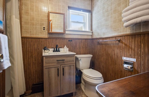 Wellsboro Hotel | Double Queen + Twin | Motel Suite Near Wellsboro