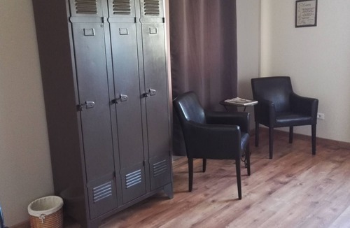 Saint-Martin-du-Puy Bed & Breakfast | Double room with a queen size bed.