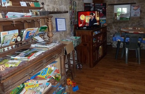 Saint-Martin-du-Puy Bed & Breakfast | Double room with a queen size bed.