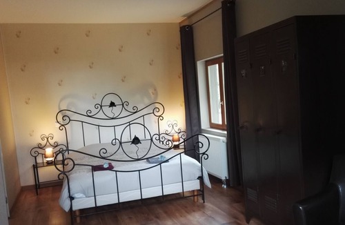Saint-Martin-du-Puy Bed & Breakfast | Double room with a queen size bed.