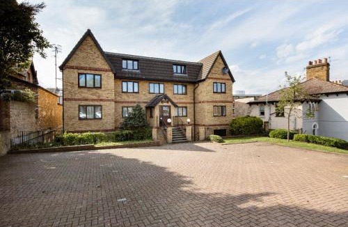 Belvedere House | Double room 2 mins from station