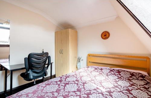 Belvedere House | Double room 2 mins from station