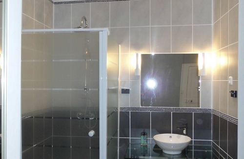 Saint-Affrique House | Double room-Comfort-Ensuite with Shower-1