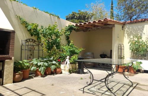 Thuir Bed & Breakfast | Double room, in an elegant house, Thuir centre, terraces view Canigou