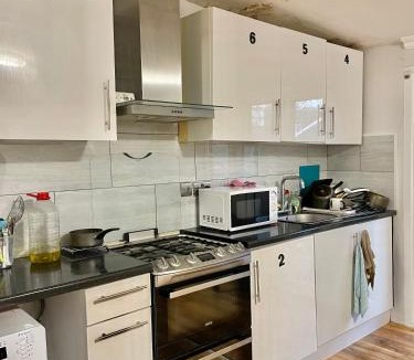 Whittington House | Double Room in Colindale With Shared Bathroom