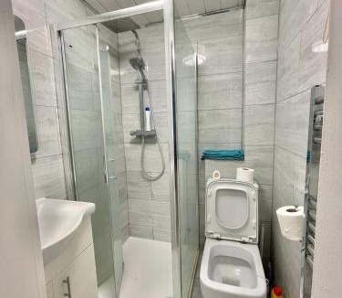 Whittington House | Double Room in Colindale With Shared Bathroom