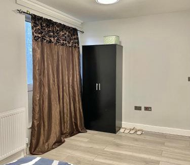 Whittington House | Double Room in Colindale With Shared Bathroom