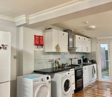 Whittington House | Double Room in Colindale With Shared Bathroom