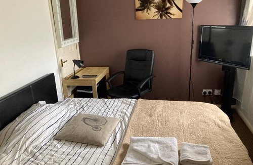 Shadwell Apartment | Double room in great location