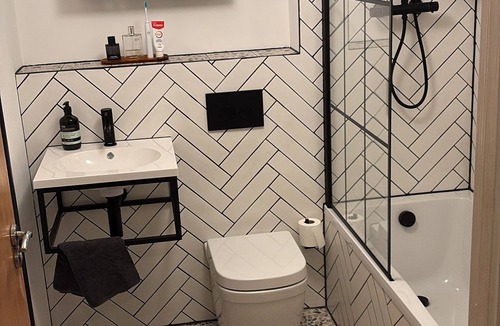 Gifford Apartment | Double Room in Modern Holyrood Courtyard Development.