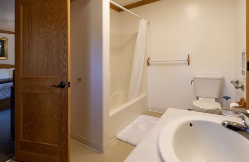 Hot Springs Cabin | Double Room in Rustic Cabin - Room 226