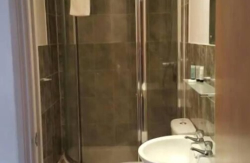 Gorseinon Apartment | Double Room, Kitchen, Parking