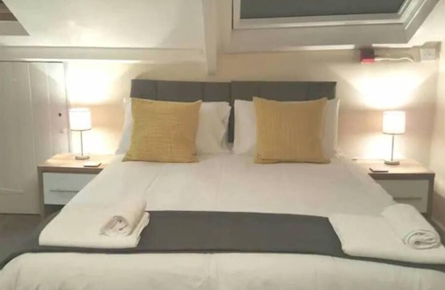 Gorseinon Apartment | Double Room, Kitchen, Parking