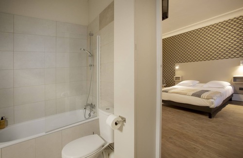 Bron House | Double room-Premium-Ensuite with Shower-Garden view