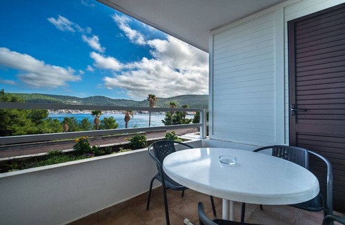 Cove Rogacic Apartment | Double Room Sea View 8