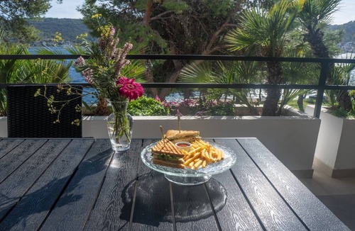 Cove Rogacic Apartment | Double Room Sea View 9