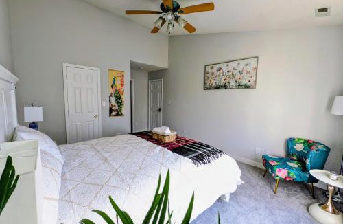 Cary House | Double Room The Sunlit Serene in Cary Near RTP RDU Apex