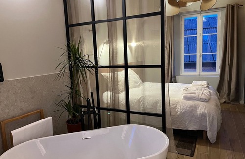 Villers-Cotterets Apartment | Double room with bathroom