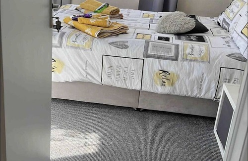 Mawneys House | Double room with a small kitchen