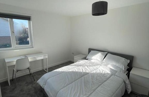 Basingstoke House | Double room with private bathroom in Basingstoke