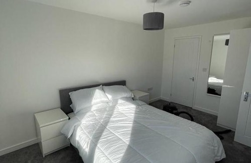 Basingstoke House | Double room with private bathroom in Basingstoke