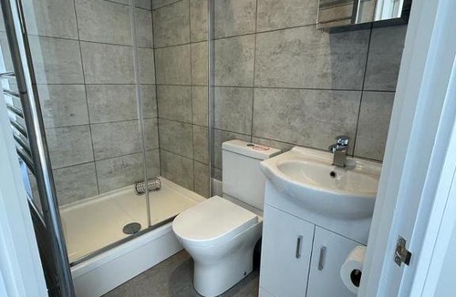 Basingstoke House | Double room with private bathroom in Basingstoke