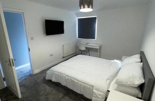Basingstoke House | Double room with private bathroom in Basingstoke