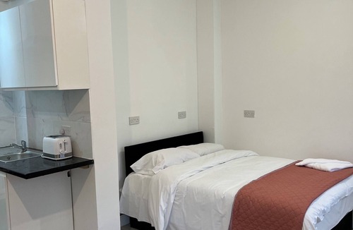 Clayhall Apartment | Double Room With Private Kitchen