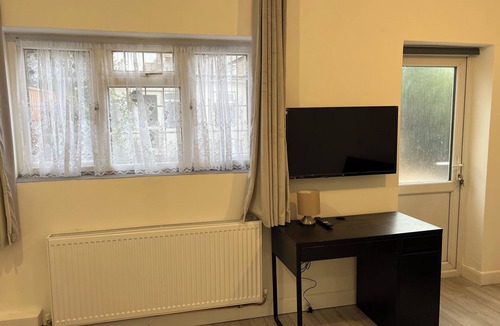 Clayhall Apartment | Double Room With Private Kitchen