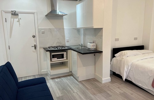 Clayhall Apartment | Double Room With Private Kitchen