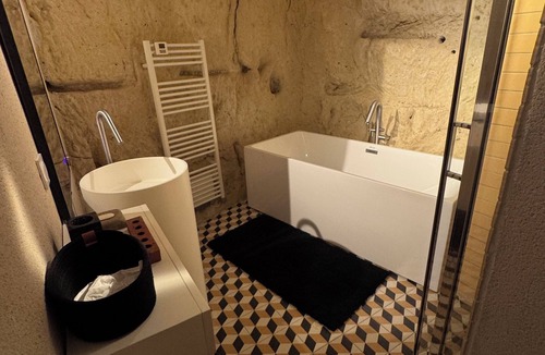 La Roche-Clermault Bed & Breakfast | Double troglodyte room with access to indoor pool